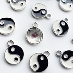 【3/25 再入荷】4個 エナメル 陰陽 チャーム/シルバー【16㎜×12㎜】 (charm-25) アジアン 中華 チャイナ