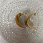 【ピアスパーツ】アクリルピアス　オーバルカーブ　ベージュ　2個
