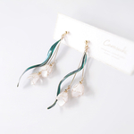 チューリップ〈ホワイト〉 ピアス／イヤリング