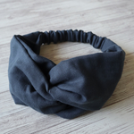 ダブルガーゼのクロスターバン(ダークグレー)chika　ヘアバンド　ヘアターバン