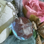 深海の雫（変色ガラス）のハンドカットネックレス　ラフカット