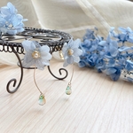 【送料無料】紫陽花と雨雫のイヤリング/ピアス　ライトブルー