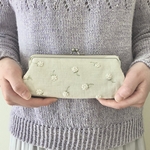シロツメクサの手刺繍ペンポーチ