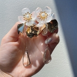 ホワイトフラワーとゴールド花びらのピアス、イヤリング