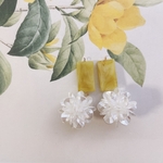 white dahlia フラワーイヤリング／ピアス