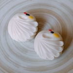 鶴の練り切りブローチ