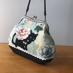 がま口バッグ(黒猫と牡丹、アイボリー)