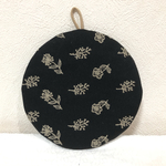 刺繍のお花柄  ブラック×ベージュ  まーるい鍋敷き(ポットマット)  ストウブやルクルーゼ