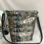 帯バッグ　ショルダーバッグ　本金箔二重織縞文字草花模様