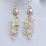ホワイト紫陽花とパールの揺れるピアス／イヤリング