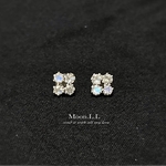 6月誕生石　Four stones flower ブルームーンストーンのスタッドピアス　サージカルステンレス316L