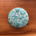 刺繍くるみボタン（ヘアゴム/ブローチ）