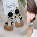 ウッドデザインチャームのピアス