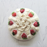 【いちごのケーキ】刺繍ブローチ 38mm