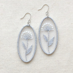 オーガンジー刺繍　一輪のお花（グレー）のピアス/イヤリング