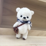 ハンドメイド　レザーポシェットを提げた小さなテディベア風クマぬいぐるみ🧸