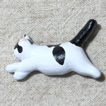 自分のために跳ぶ猫のブローチ（白黒猫タマ）02【焼成粘土・手描き色付け・ピン２個付け】【タマチャイ】