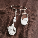 牛乳屋さんのブローチ