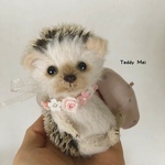 ピンク色の帽子をかぶったハリネズミさん　テディベア　ぬいぐるみ