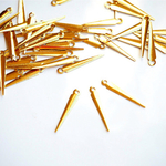 ¥300☆【50個】真鍮ゴールドのトライアングルスパイクチャーム