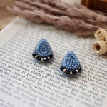 ビーズ刺繍＊ブルーとスモーキーブルーの雫ピアス