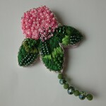 アカツメクサのブローチ　ビーズ刺繡・手刺繍