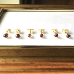 極小粒ガーネットの金継ぎピアス