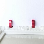 【再販×13】〈痛くない〉ピンクレッドフラットリングイヤリング・イヤーカフ・フェイクピアス・ノンホールピアス〈直径約11㎜、幅約3㎜〉(両耳用)(サイズ調節可能)   管理No.1728