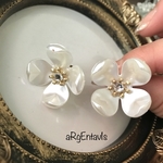 大きな白花の4弁花ピアス/スワロフスキー