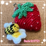 摘みたて苺のミニがま口ケース🍓とミツバチチャーム付き(１点もの）(送料込み)・サマーセール中♡