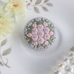 ピンクのバラとかすみ草 刺繍ブローチ くるみボタン
