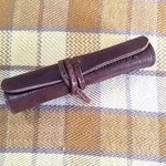 革のロール式ペンケース　2