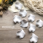 A644【送料無料】花びら  マット  アクリルカラーチャーム  4pcs