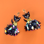 ワンピースを着たネコの耳飾り_イエロー（ピアス／イヤリング）