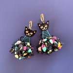 ワンピースを着たネコの耳飾り_ブルー（ピアス／イヤリング）