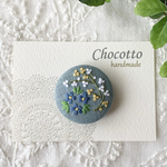 刺繍ブローチ　アイスブルー小花