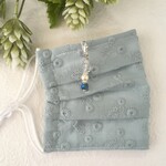 再3販⭐マスクチャーム付き★刺繍綿レース小花　くすみブルー　プリーツマスク（ノーズワイヤー、フィルターポケット付き、不織布マスクカバーにも）