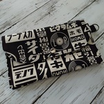 レトロ文字柄の三つ折りポーチ