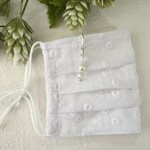 再4販⭐マスクチャーム付き★刺繍綿レース小花　ホワイト白  プリーツマスク（ノーズワイヤー、フィルターポケット付き、不織布マスクカバーにも）
