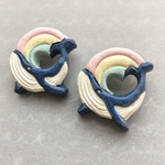 虹クジラのブローチ