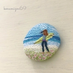 昼咲き月見草とサーファーガールの手刺繍ブローチ