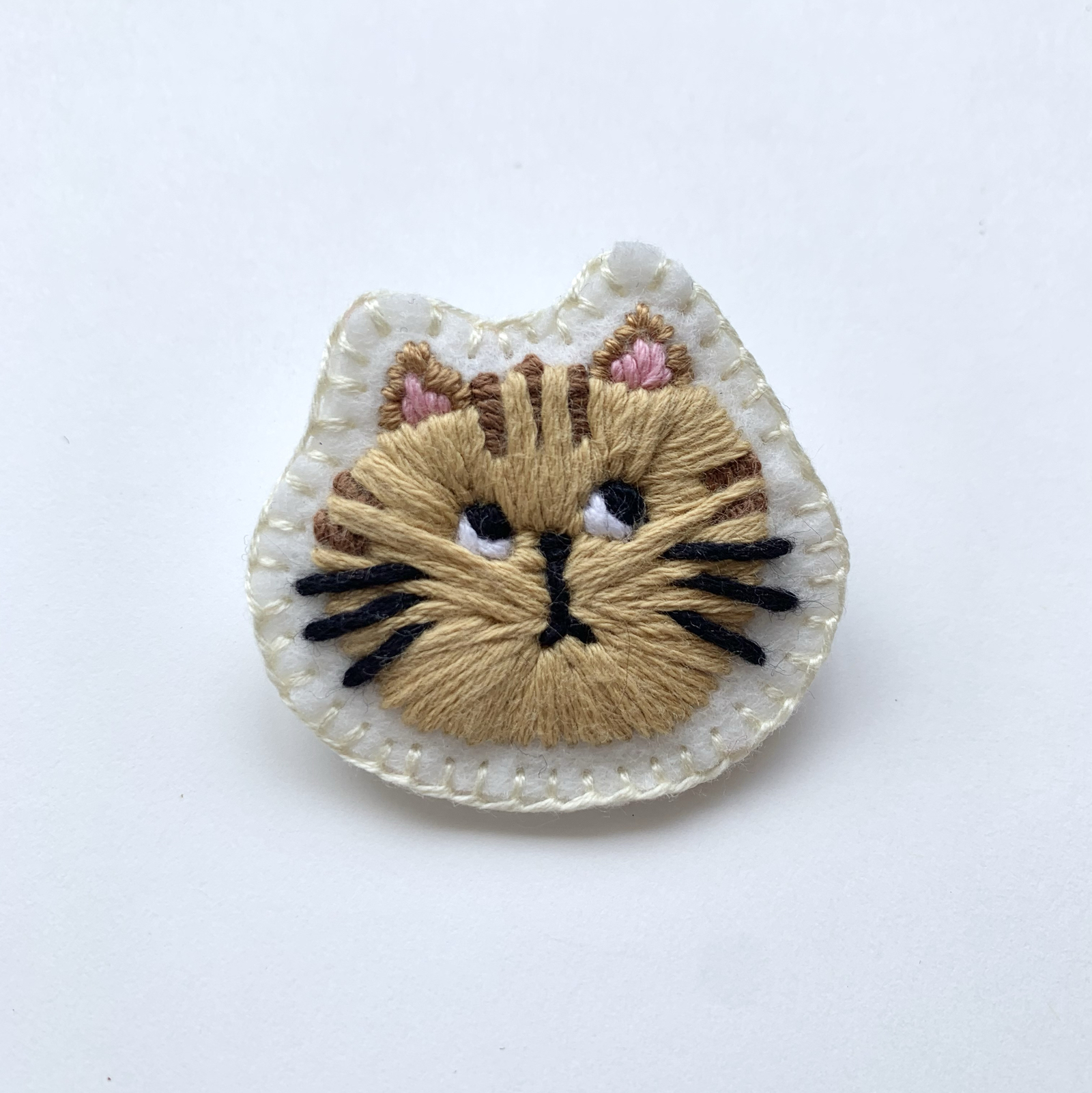 ハチワレ猫の手刺繍ブローチ - かうすけ工房 | minne byGMO