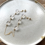 クリスタルキューブ　3連ピアス