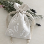 白いリネンと刺繍のサシェ
