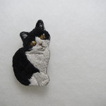 日本猫シリーズ01　はちわれ猫刺繍ブローチ　　黒×白