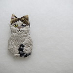 日本猫シリーズ02　はちわれ猫刺繍ブローチ　富士額