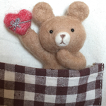 ポケットからハートをお届け♡クマブローチ