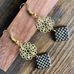 ピアス　チェスボードピアス　アンティーク調　ゴールドフラワー