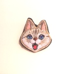 グレートラ猫の刺繍ニャー顔のブローチ　　ミニミニサイズ
