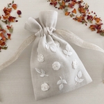 白いリネンと刺繍のサシェ ローズ